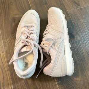 New Balance tennis shoes